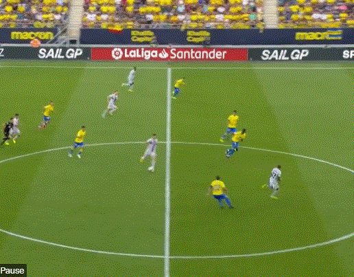 星空体育平台-【西甲】比赛一度中断 巴萨4比0客胜加迪斯