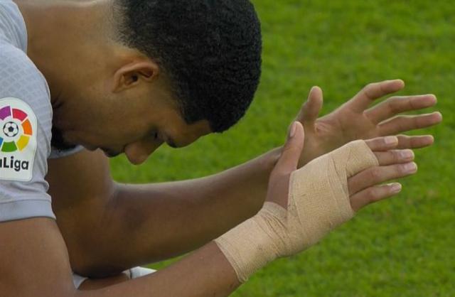 星空体育平台-【西甲】比赛一度中断 巴萨4比0客胜加迪斯