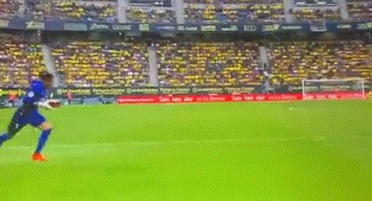 星空体育平台-【西甲】比赛一度中断 巴萨4比0客胜加迪斯