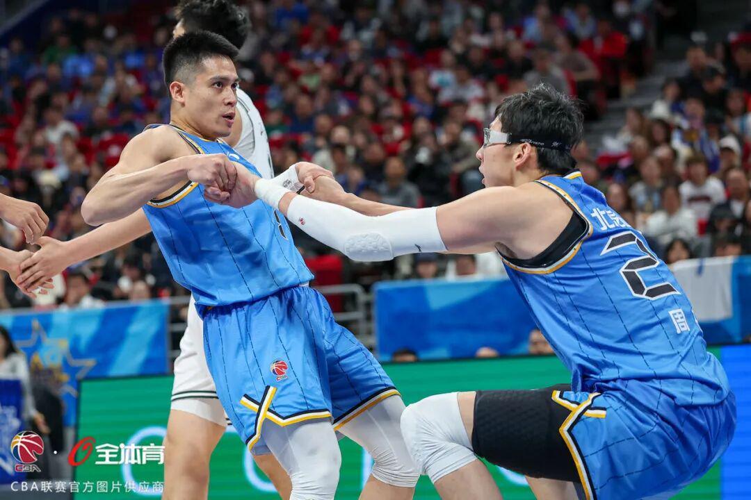 星空体育首页-最佳阵容荣耀入选，季后赛征程奋勇争先！