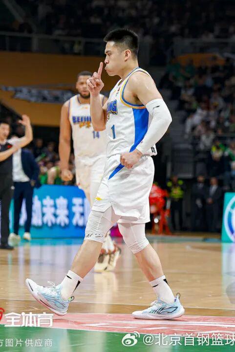 星空体育首页-最佳阵容荣耀入选，季后赛征程奋勇争先！