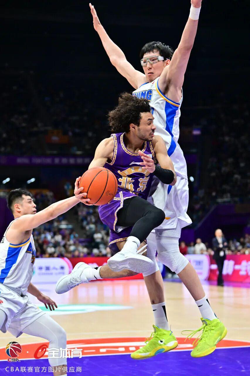 星空体育首页-最佳阵容荣耀入选，季后赛征程奋勇争先！