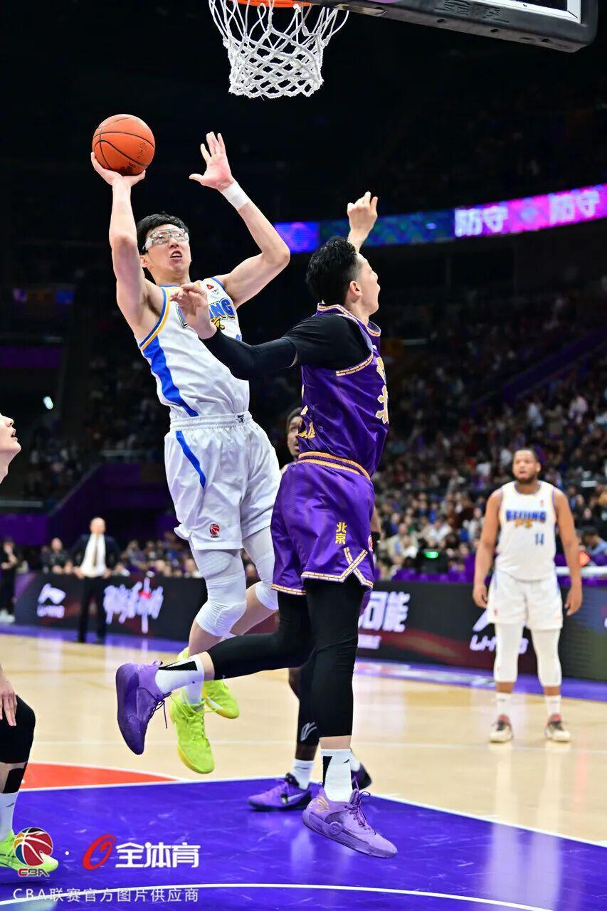 星空体育首页-最佳阵容荣耀入选，季后赛征程奋勇争先！