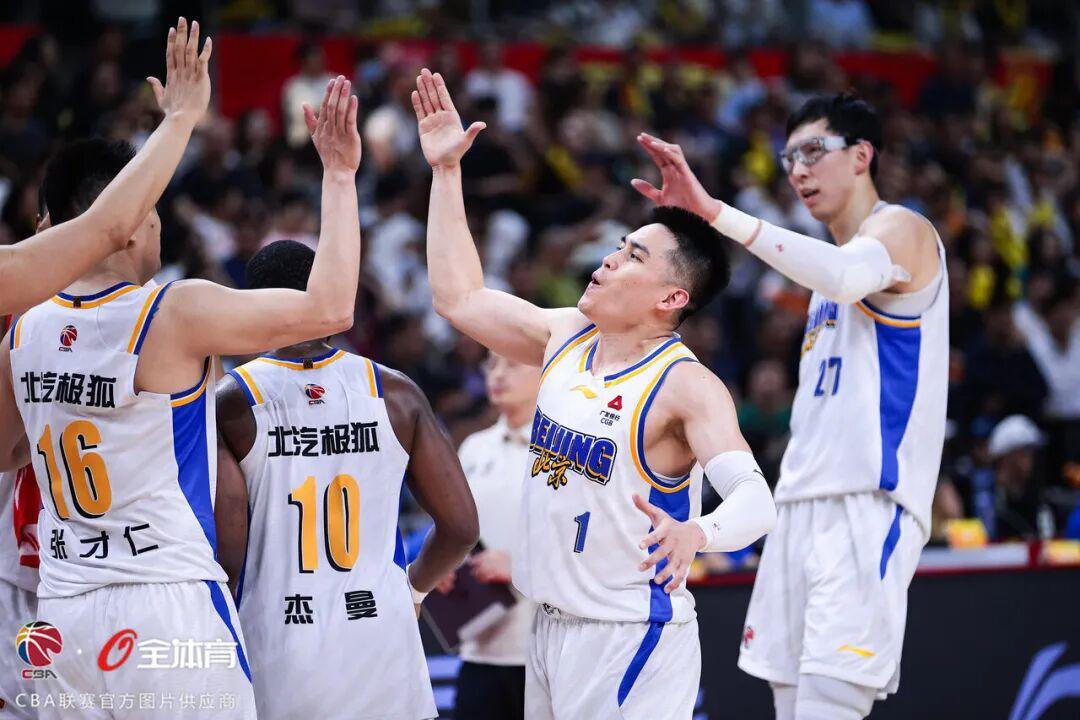 星空体育首页-最佳阵容荣耀入选，季后赛征程奋勇争先！
